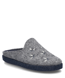 Le chausson gris est fabriqué en un matériau en feutre doux et présente un motif floral discret sur le dessus. La chaussure n'a pas de fermeture et a une semelle bleu foncé qui offre un confort supplémentaire.