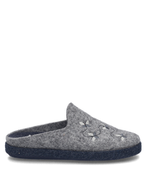 Le chausson gris est fabriqué en un matériau en feutre doux et présente un motif floral discret sur le dessus. La chaussure n'a pas de fermeture et a une semelle bleu foncé qui offre un confort supplémentaire.