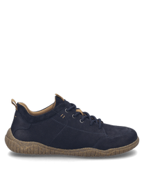 El zapato de media altura en color océano está hecho de un material texturizado con cordones. La suela está fabricada en goma marrón y le da al zapato un aspecto robusto.