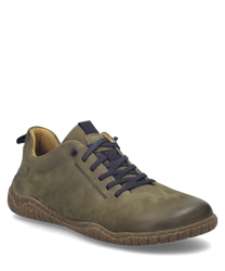 La scarpa mezza in colore oliva è realizzata in un materiale liscio e resistente e presenta una chiusura con lacci. La suola è realizzata in un materiale robusto e strutturato che conferisce alla scarpa un aspetto naturale e terroso.
