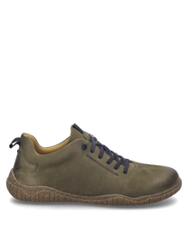 La scarpa mezza in colore oliva è realizzata in un materiale liscio e resistente e presenta una chiusura con lacci. La suola è realizzata in un materiale robusto e strutturato che conferisce alla scarpa un aspetto naturale e terroso.