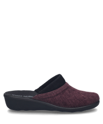 Una comoda pantofola di colore viola combinato senza chiusura realizzata in un morbido materiale tessile. La scarpa ha una suola leggermente rialzata ed è ideale per l'interno.