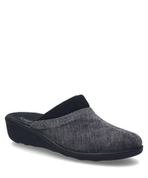 Le chausson en combinaison anthracite est fabriqué en un matériau textile doux et n'a pas de fermeture. La chaussure a un design simple avec une pointe arrondie et une semelle confortable légèrement surélevée.