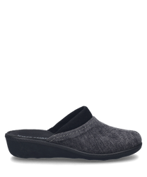 Le chausson en combinaison anthracite est fabriqué en un matériau textile doux et n'a pas de fermeture. La chaussure a un design simple avec une pointe arrondie et une semelle confortable légèrement surélevée.
