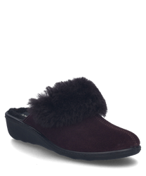 Chausson pour femmes en bordeaux avec un revêtement en fausse fourrure moelleux. La chaussure ouverte sans fermeture offre une semelle noire stable et une doublure intérieure douce et confortable.