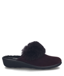Chausson pour femmes en bordeaux avec un revêtement en fausse fourrure moelleux. La chaussure ouverte sans fermeture offre une semelle noire stable et une doublure intérieure douce et confortable.
