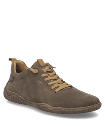 La chaussure basse de couleur taupe se distingue par son laçage et sa matière supérieure douce. La semelle brune et structurée donne à la chaussure un aspect naturel et robuste.