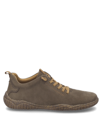 La chaussure basse de couleur taupe se distingue par son laçage et sa matière supérieure douce. La semelle brune et structurée donne à la chaussure un aspect naturel et robuste.
