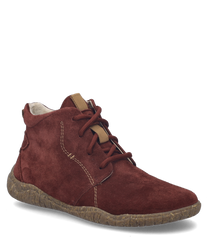 Die bordeauxfarbene Stiefelette besteht aus Wildleder und hat eine hellbraune strukturierte Sohle. Sie verfügt über eine Schnürung und dezente Ziernähte die dem Design eine elegante Note verleihen.