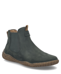 The ankle boot in the color fir is made of a smooth high-quality material. It features a practical zipper on the side and a sturdy non-slip sole.