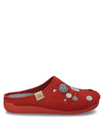 Een rode pantoffel van vilt zonder sluiting versierd met een patroon van grijze en witte cirkels op de bovenkant. De schoen heeft een platte rode zool en een klein logo-label aan de zijkant.