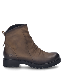 La bota de color cognac está hecha de cuero de alta calidad y cuenta con una práctica cremallera en el costado. El zapato se caracteriza por su suela robusta y pliegues discretos en la parte delantera.