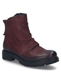 La bota de cuero color burdeos cuenta con una cremallera lateral y una suela robusta y perfilada. El zapato se destaca por su elegante fruncido en la parte delantera.