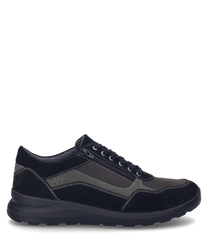 Sneaker w czarno-multi prezentuje elegancki design z kontrastującymi jasnoszarymi wstawkami i sznurowaniem jako zapięciem. Materiał wydaje się solidny i wytrzymały idealny do codziennego użytku.