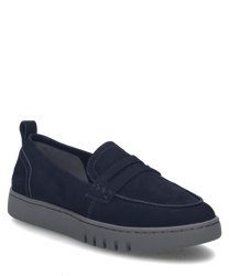 El zapato en color Océano destaca por su material liso y un práctico cierre elástico. La suela robusta complementa el diseño sencillo y ofrece un confort óptimo al usarlo.
