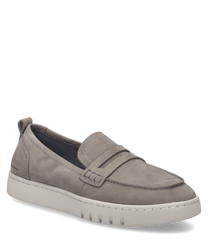 Le mocassin gris est doté d'une fermeture à élastique pratique et est fabriqué dans un matériau lisse de couleur gris clair. La semelle est robuste et légèrement profilée ce qui donne une touche sportive à la chaussure.