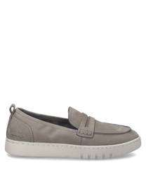 Le mocassin gris est doté d'une fermeture à élastique pratique et est fabriqué dans un matériau lisse de couleur gris clair. La semelle est robuste et légèrement profilée ce qui donne une touche sportive à la chaussure.