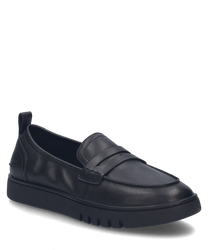 El mocasín negro cuenta con un cómodo cierre elástico y está hecho de un material liso y de alta calidad. La suela es robusta y ofrece un perfil discreto para un agarre seguro.