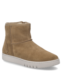 La botte en couleur camel est fabriquée en daim doux et possède une fermeture éclair pratique sur le côté. La chaussure a une semelle en caoutchouc blanche robuste et des coutures visibles qui ajoutent à un design élégant.