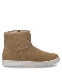 La botte en couleur camel est fabriquée en daim doux et possède une fermeture éclair pratique sur le côté. La chaussure a une semelle en caoutchouc blanche robuste et des coutures visibles qui ajoutent à un design élégant.