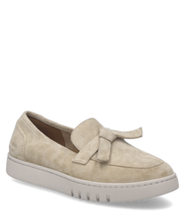 El zapato tipo slipper en color arena está hecho de un material suave y de alta calidad con un práctico cierre elástico. Las características especiales son las costuras discretas y la punta redondeada del zapato que proporciona un mayor confort al llevarlo