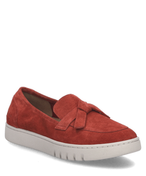 El zapato tipo slipper en color hibisco está hecho de un material suave con un cierre de goma. La suela clara y el arco distintivo en la parte superior le dan al zapato un aspecto moderno.