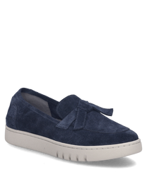 El zapato de color índigo está hecho de material suave y tiene un elástico como cierre. Una característica especial es el lazo decorativo en la parte superior mientras que la suela clara proporciona un aspecto moderno.
