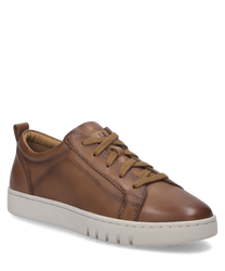 Une sneaker couleur camel avec lacets en cuir qui se distingue par sa surface lisse et sa semelle claire. La chaussure a une couture simple et un talon rembourré.