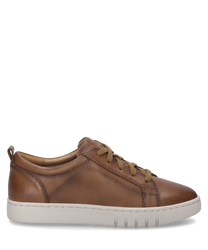 Une sneaker couleur camel avec lacets en cuir qui se distingue par sa surface lisse et sa semelle claire. La chaussure a une couture simple et un talon rembourré.