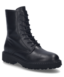 The black boot is made of smooth leather and features a sturdy lacing. The rugged sole provides additional grip and a fashionable look.