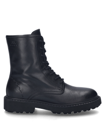 The black boot is made of smooth leather and features a sturdy lacing. The rugged sole provides additional grip and a fashionable look.