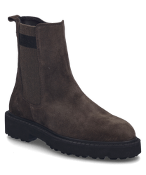 Der Stiefel in der Farbe Moro besteht aus einem weichen hochwertigen Material mit einem seitlichen Reißverschluss. Er zeichnet sich durch seine robuste Sohle und die dezente Nahtverzierung aus.