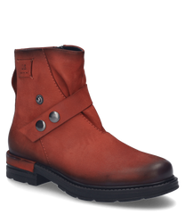La bota roja de cuero tiene un cierre lateral de cremallera y botones decorativos. El zapato combina un diseño elegante con detalles prácticos como una suela robusta.