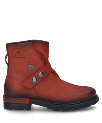 La bota roja de cuero tiene un cierre lateral de cremallera y botones decorativos. El zapato combina un diseño elegante con detalles prácticos como una suela robusta.