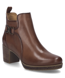 La bota de cuero color cognac presenta una superficie elegante y suave con una cremallera lateral para ponerla fácilmente. El tacón bloque y el elemento metálico decorativo le dan un toque estiloso al zapato.