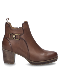 La bota de cuero color cognac presenta una superficie elegante y suave con una cremallera lateral para ponerla fácilmente. El tacón bloque y el elemento metálico decorativo le dan un toque estiloso al zapato.