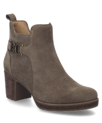 La bota de ante color topo cuenta con una cremallera lateral y un tacón bloque estable. Un elemento decorativo de metal adorna el lado exterior y le da un aspecto elegante.