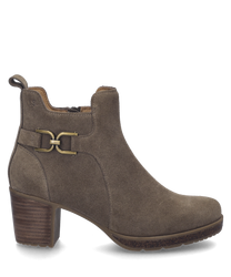 La bota de ante color topo cuenta con una cremallera lateral y un tacón bloque estable. Un elemento decorativo de metal adorna el lado exterior y le da un aspecto elegante.