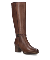 Una elegante bota de cuero color cognac equipada con una práctica cremallera. La bota tiene un tacón bloque estable y un discreto detalle de hebilla en el costado.