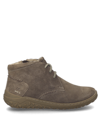El zapato en color topo está hecho de un suave ante marrón claro y cuenta con un sistema de cordones como cierre. La suela robusta y las finas costuras le dan al zapato un aspecto moderno y al mismo tiempo cómodo.