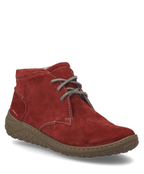 El zapato está hecho de gamuza roja y cuenta con un cordón gris. La suela es de goma marrón con un perfil estructurado para un mejor agarre.