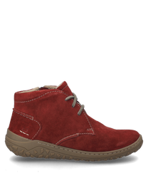 El zapato está hecho de gamuza roja y cuenta con un cordón gris. La suela es de goma marrón con un perfil estructurado para un mejor agarre.