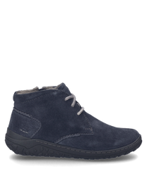 El zapato en color Océano está hecho de un material suave y aterciopelado y cuenta con un sistema de cordones. La suela robusta y perfilada proporciona un soporte adicional.