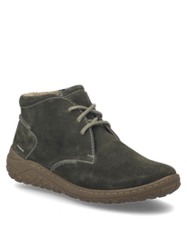 El zapato de media altura en color musgo está hecho de un material de ante de alta calidad y cuenta con un sistema de cordones. La suela marrón con perfil le da al zapato un aspecto robusto y moderno.