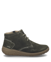 El zapato de media altura en color musgo está hecho de un material de ante de alta calidad y cuenta con un sistema de cordones. La suela marrón con perfil le da al zapato un aspecto robusto y moderno.