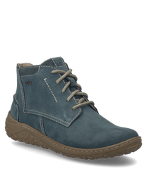 This azure blue shoe is made of high-quality leather and features a sturdy lacing. The brown profiled sole provides additional grip while the light decorative stitching adds a fashionable touch to the shoe.