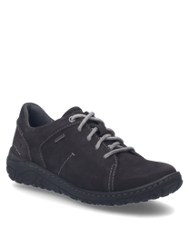 La chaussure basse de couleur titane est fabriquée à partir d'un matériau robuste et est dotée de lacets. Les caractéristiques particulières sont la semelle à crampons et les coutures contrastées qui donnent un look sportif.