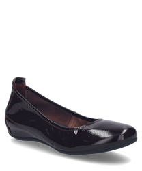 Elegante Ballerina in bordeaux mit glänzendem Finish und Gummizug für einen bequemen Sitz. Der Schuh besteht aus hochwertigem Material das einen stilvollen und modernen Look verleiht.