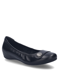 Ein eleganter schwarzer Ballerina-Schuh aus Leder ohne Verschluss. Der Schuh ist mit einem dekorativen runden Detail auf der Vorderseite versehen.