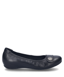Ein eleganter schwarzer Ballerina-Schuh aus Leder ohne Verschluss. Der Schuh ist mit einem dekorativen runden Detail auf der Vorderseite versehen.